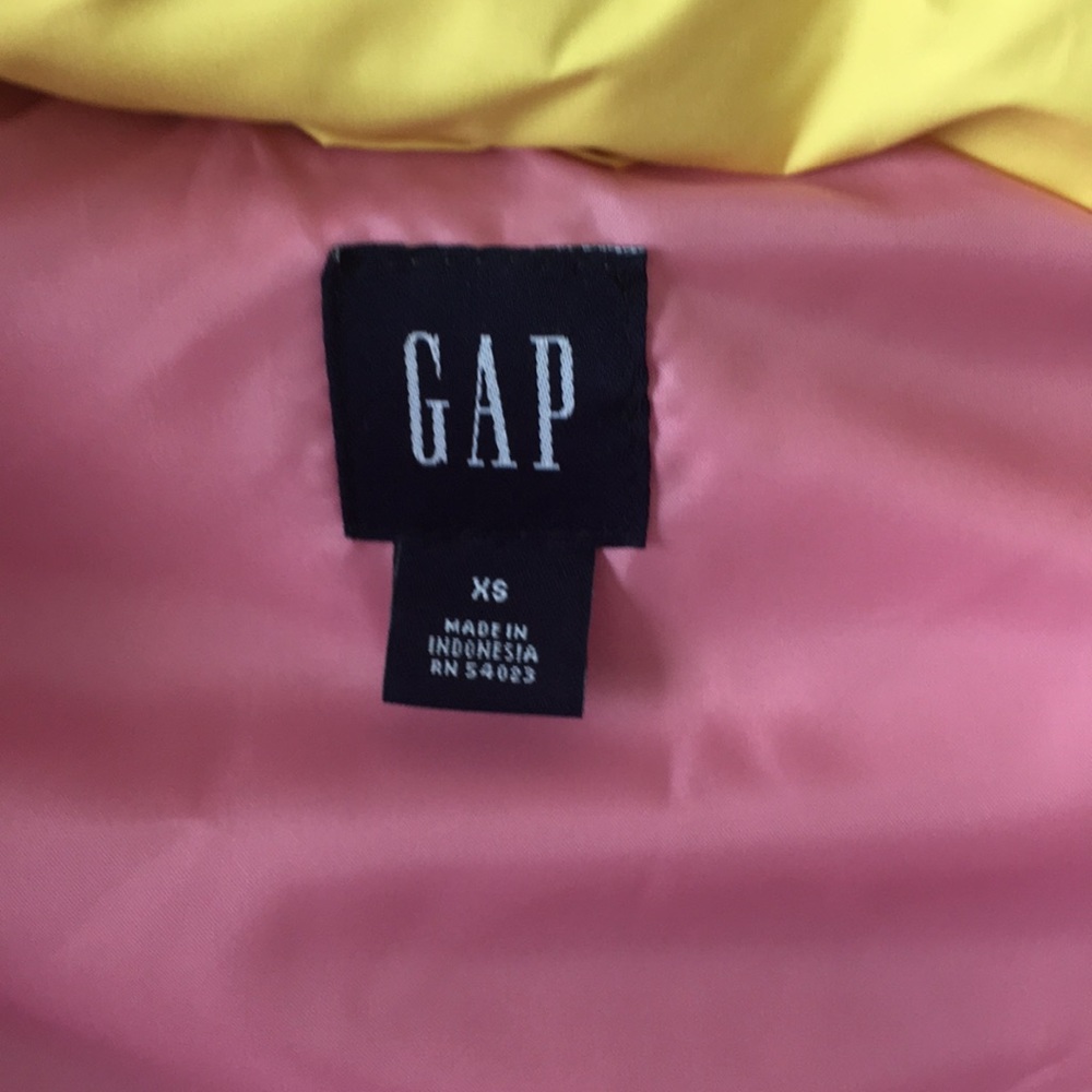 Gap yellow puffer vest with pink liner - Picture 3 of 4